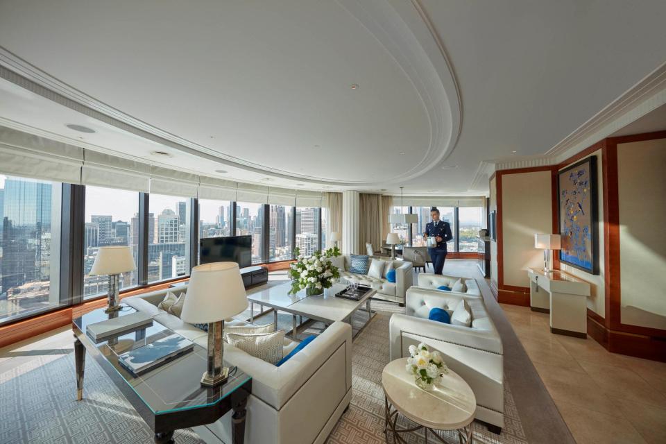 Taylor Swift & Travis Kelce Stay in $25,000 Per NIGHT Penthouse Suite [PHOTOS]