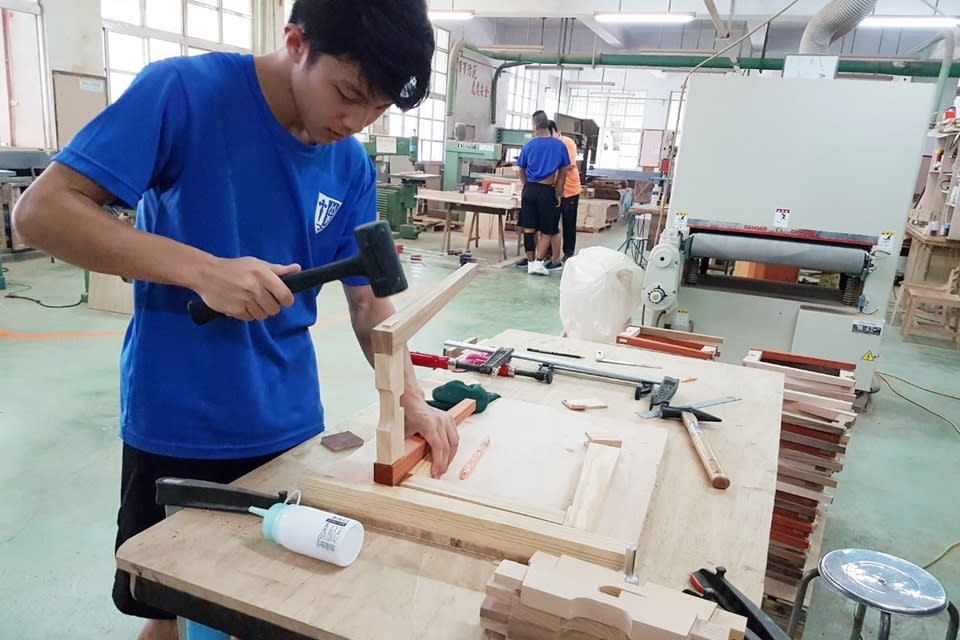 公東高工以「師徒制」聞名，創校時即成立的家具木工科，參加國內外競賽獲獎無數，開創後山木工業傳奇。