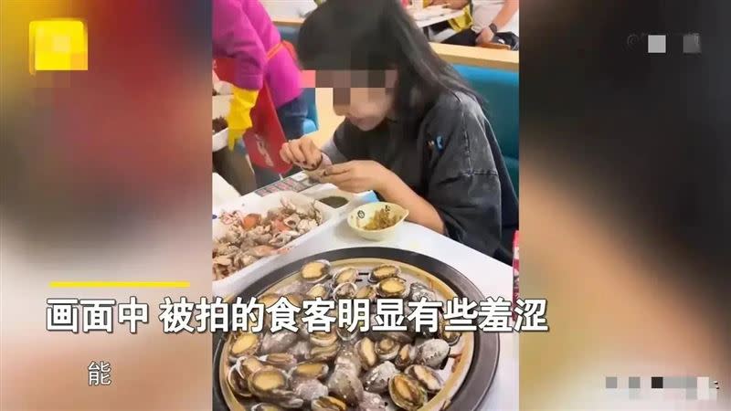 女客人去吃自助餐狂拿鮑魚。（圖／翻攝自騰訊新聞）