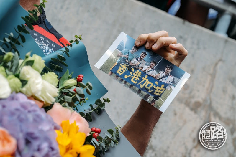 有球迷向姚錦成相贈印上2018年亞運決賽後合照的心意卡。
