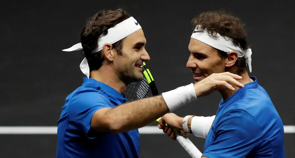 Roger Federer et Rafael Nadal se congratulent après leur victoire en double.