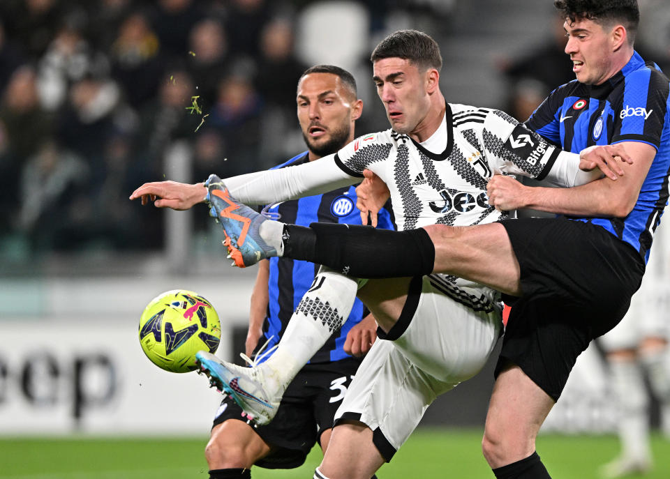 TURIN, ITALY - APRIL 04: Dusan Vlahovic of Juventus battles for the ball with Danilo D'Ambrosio (L) and Alessandro Bastoni (R) of FC Internazionale during the Coppa Italia Semi Final match between Juventus and FC Internazionale at Allianz Stadium on April 04, 2023 in Turin, Italy. (Photo by Chris Ricco - Juventus FC/Juventus FC via Getty Images)