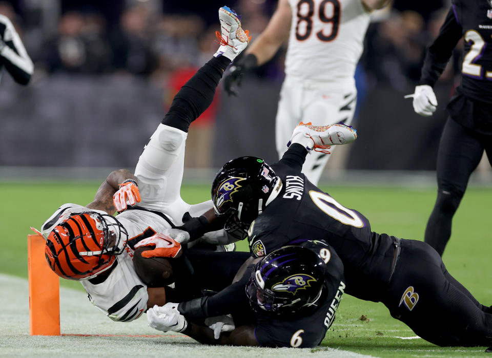 BALTIMORE, MARYLAND – NOVEMBER 16: Ja’Marr Chase #1 of the Cincinnati Bengals is tackled by <a class="link " href="https://sports.yahoo.com/nfl/players/32698" data-i13n="sec:content-canvas;subsec:anchor_text;elm:context_link" data-ylk="slk:Patrick Queen;sec:content-canvas;subsec:anchor_text;elm:context_link;itc:0">Patrick Queen</a> #6 and <a class="link " href="https://sports.yahoo.com/nfl/players/30978" data-i13n="sec:content-canvas;subsec:anchor_text;elm:context_link" data-ylk="slk:Roquan Smith;sec:content-canvas;subsec:anchor_text;elm:context_link;itc:0">Roquan Smith</a> #0 of the Baltimore Ravens during the first quarter of the game at M&T Bank Stadium on November 16, 2023 in Baltimore, Maryland. (Photo by Rob Carr/Getty Images)