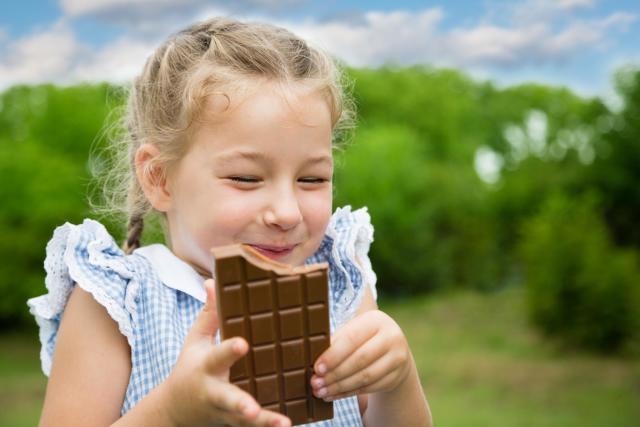 Tablette de chocolat noir, lait ou blanc : il y a quoi dedans ? 