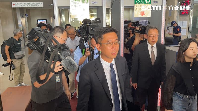 外交部條法司副司長許柏逸前往台北地檢署按鈴申告。（圖／記者楊忠翰攝影）
