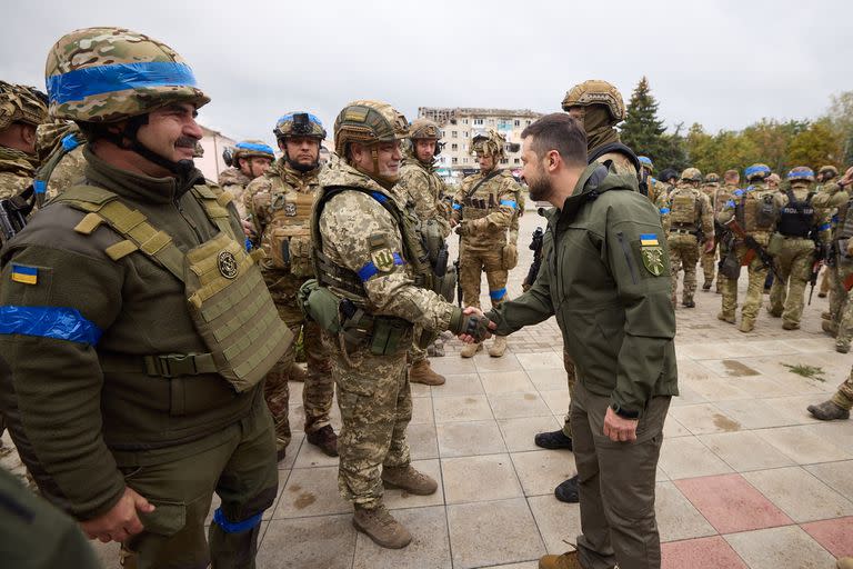 Volodimir Zelensky visitó la ciudad de Izyum, en el este de Ucrania