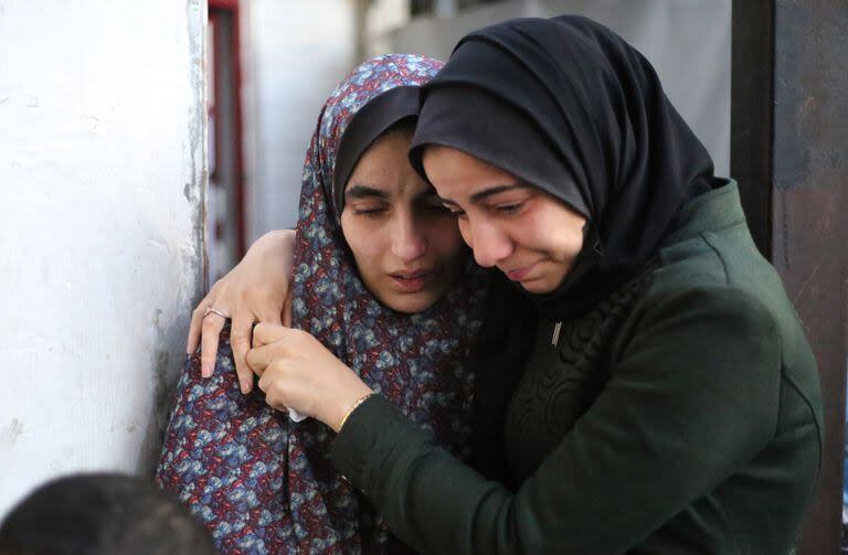 Palestinas lloran por las víctimas muertas durante los ataques aéreos israelíes, en la ciudad de Rafah, en el sur de la Franja de Gaza, el 12 de febrero de 2024
(Xinhua/Khaled Omar)