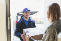 <p>Desde los trabajadores de oficina hasta los repartidores de cartas y paquetes, todo el sector de los trabajadores de correos cuenta con un futuro poco esperanzador. Se prevé que desaparezcan el 26,2% de los empleos de este campo. (Foto: <a rel="nofollow noopener" href="http://www.freepik.com/free-photo/cheerful-man-giving-parcel-to-client_1915669.htm" target="_blank" data-ylk="slk:Freepik;elm:context_link;itc:0;sec:content-canvas" class="link ">Freepik</a>). </p>