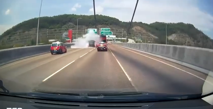 惟切向左線時撞向水馬，全車飛起。