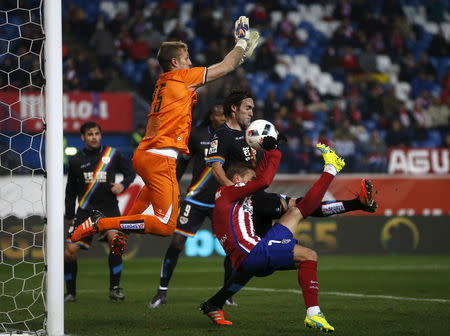 Football Soccer - Atletico Madrid v Rayo Vallecano - Spain King's Cup- Vicente Calderon stadium, Madrid, Spain - 14/1/16 Atletico Madrid's Antoine Griezmann scores past Rayo Vallecano's goalkeeper Yoel Rodriguez REUTERS/Susana Vera