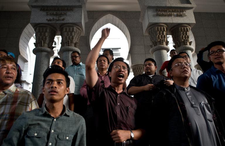 Supporters of Malaysian opposition leader Anwar Ibrahim shout slogans outside the court of appeals in Putrajaya, outside Kuala Lumpur on March 7, 2014