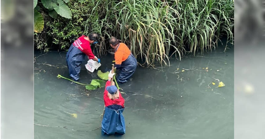 警消人員今下午在棄屍地點1公里外，發現人彘案死者的頭顱。（圖／翻攝畫面）