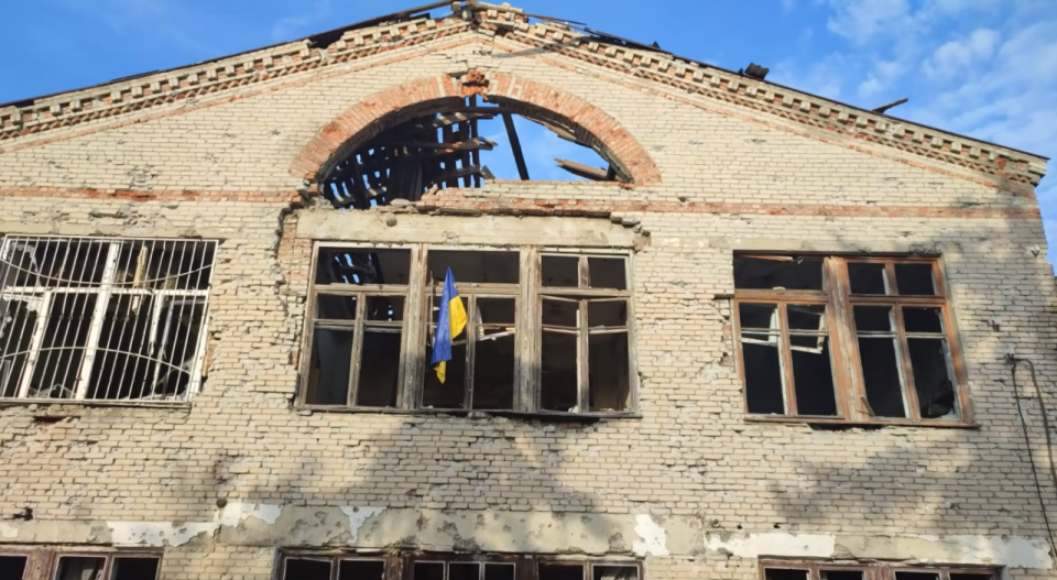 烏克蘭第68獵兵旅發布影片，烏軍在頓內茨克州一棟遭到轟炸過的建築升起國旗。（圖取自FB/@68 окрема єгерська бригада ім. Олекси Довбуша)）