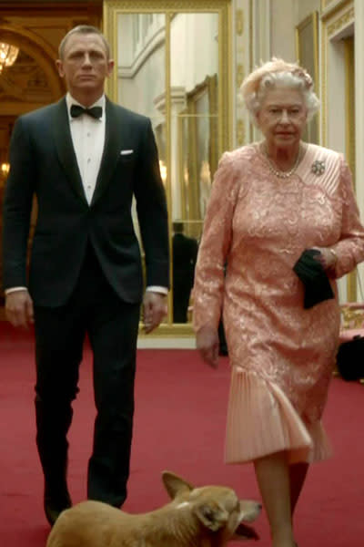 <b>Queen Elizabeth feiert ihr 60. Thronjubiläum</b><br><br> Das Diamond Jubilee wurde zwei Jahre lang geplant. Die Monarchin ließ sich sogar überreden, im neuen Bond-Film „Skyfall“ eine Mini-Rolle zu übernehmen. Sie spielt sich selbst und läuft mit dem 007-Agenten durch den Buckingham Palast. (Bild: ddp)