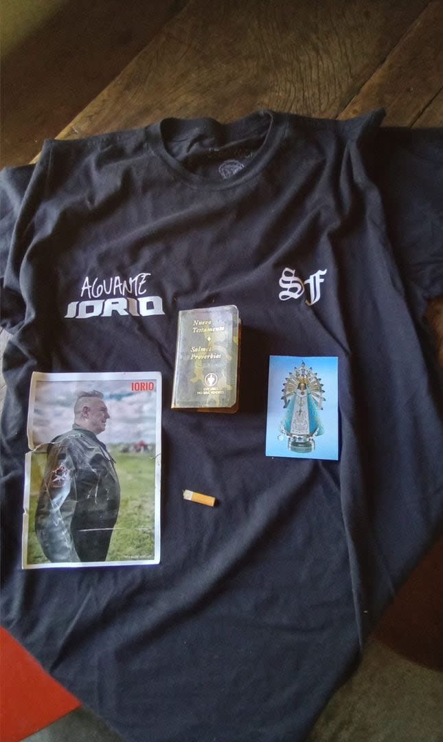 La remera de Iorio, una foto, la estampita de la Virgen de Luján, un evangelio, la colilla de un cigarrillo y un último deseo