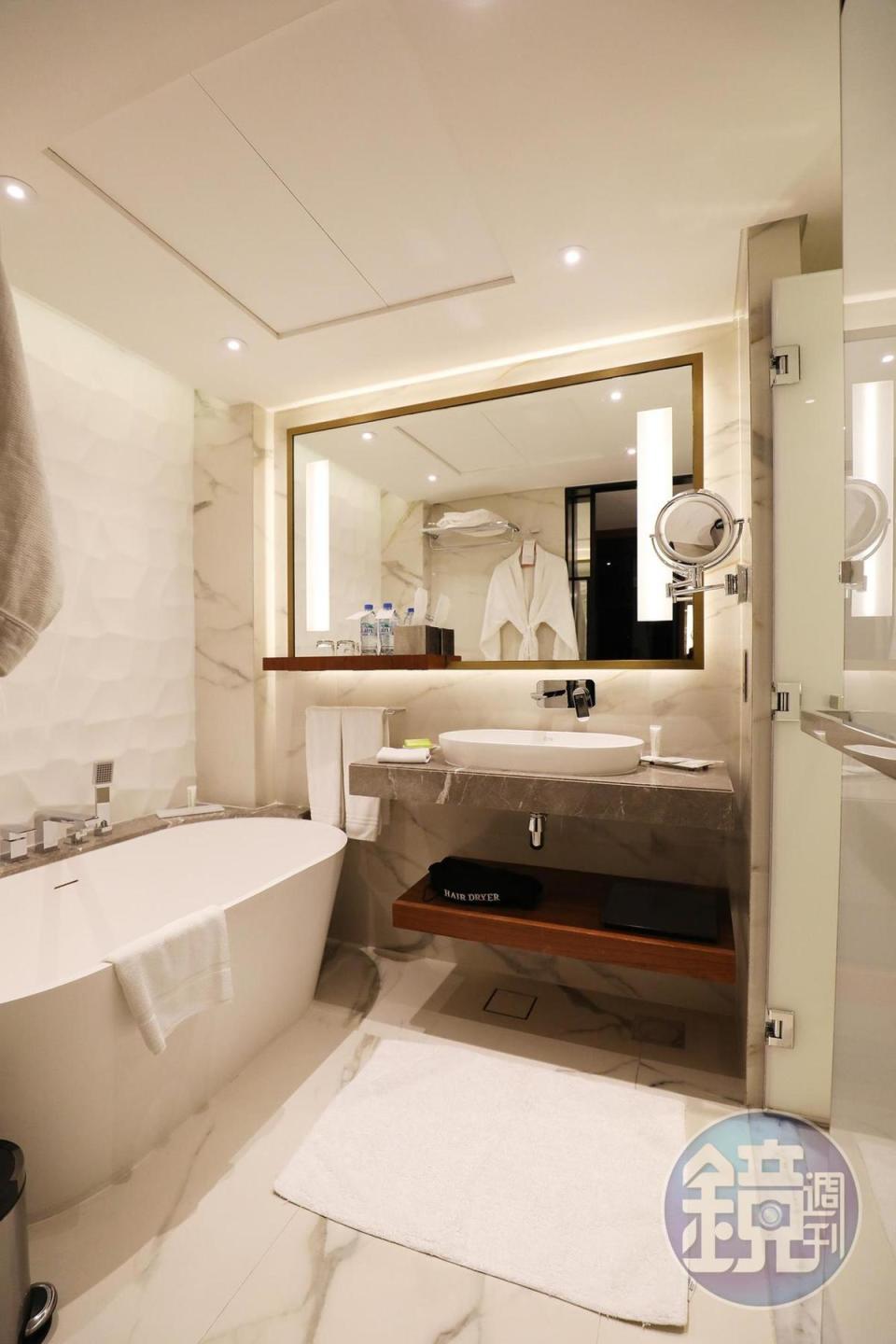 客房內的洗手間除了乾濕分離，還有浴缸可以泡澡。