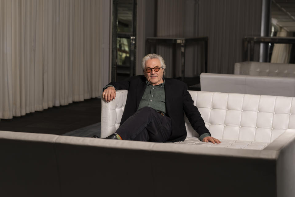 El director George Miller posa para un retrato para promover la película "Furiosa: A Mad Max Saga" en Los Ángeles, el viernes 10 de mayo de 2024. (Foto AP/Jae C. Hong)