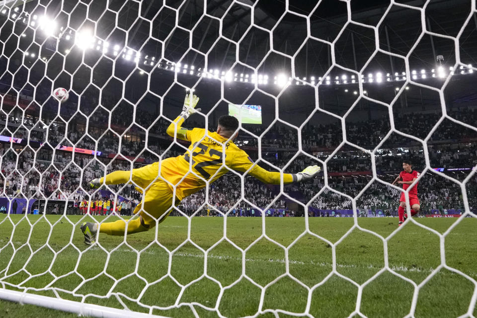 South Korea's Hwang Hee-Chan, right, scores the winning penalty in a penalty shootout at the end of the Asian Cup Round of 16 soccer match between Saudi Arabia and South Korea, at the Education City Stadium in Al Rayyan, Qatar, Tuesday, Jan. 30, 2024. (AP Photo/Thanassis Stavrakis)