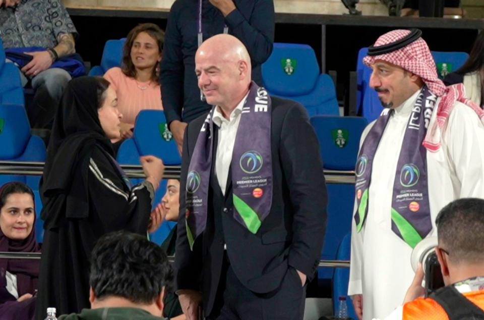 FIFA-Chef Giovanni Infantino (Zweiter von links) und der saudische Fußballpräsident Yasser Al-Misehal zeigen sich gemeinsam im Stadion in Bahaian. Die "Weltspiegel Doku: Nimmt uns Saudi-Arabien den Fußball?" untersuchte Fankultur sowie politische, wirtschaftliche und sportliche Ambitionen des reichen Wüstenstaats. (Bild: SWR)