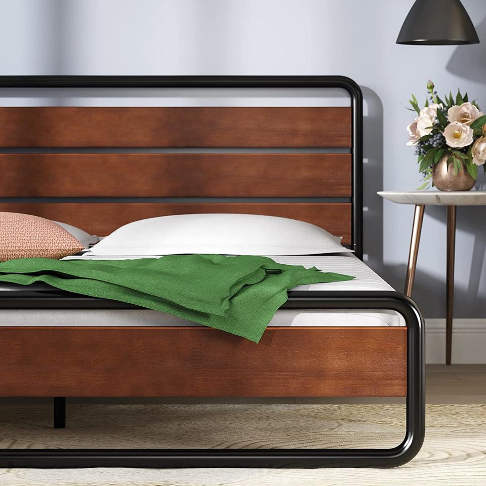 Zinus Horizon Metal & Wood Platform Bed with Wood Slat Support, King. Image via Amazon.