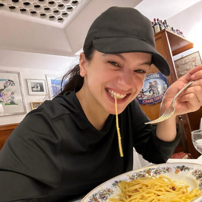 Rosalía comiendo pasta carbonara