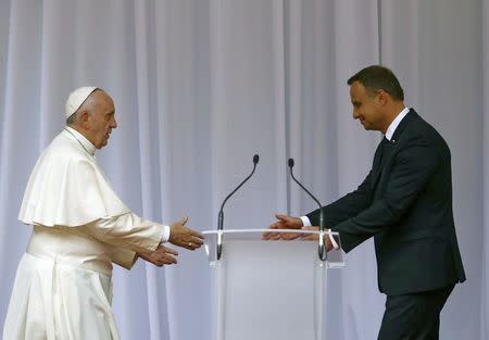 Pope Francis shakes hands with Polish President Andrzej Duda at a welcoming ceremony at Wawel Royal Castle in Krakow, Poland July 27, 2016. REUTERS/Kacper Pempel