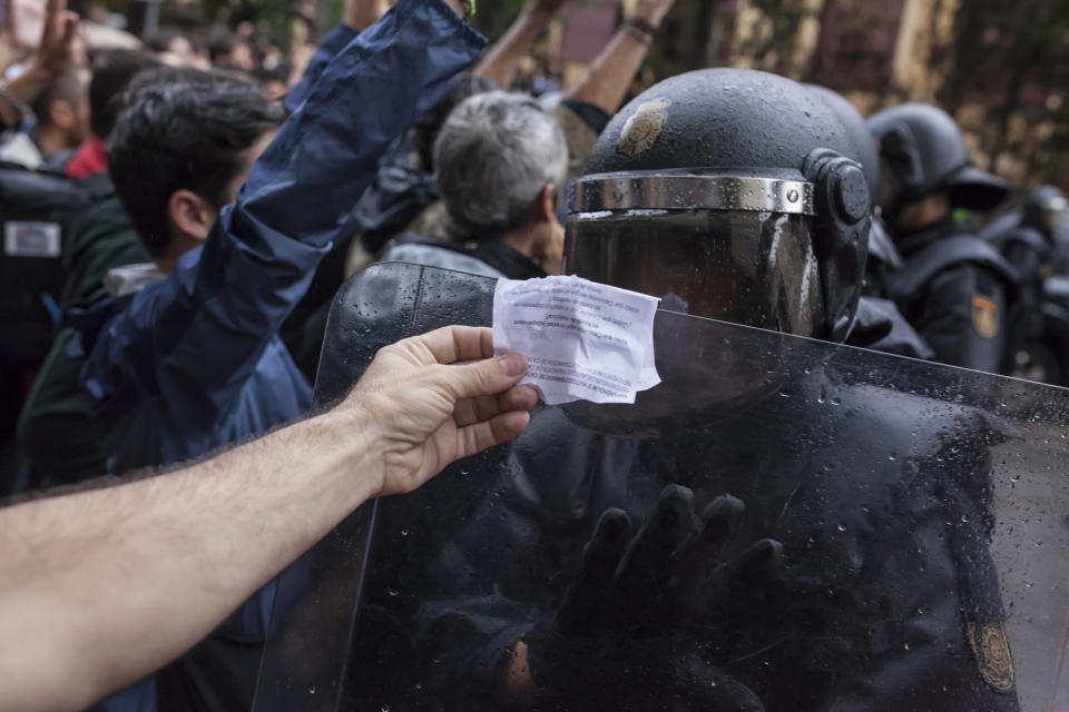 <p>People are facing the Spanish police ‘Policia Nacional’ after they closed down a polling station. Today the referendum was held to vote for the independence of Catalunya region. (Photo: Andrea Baldo/LightRocket via Getty Images) </p>