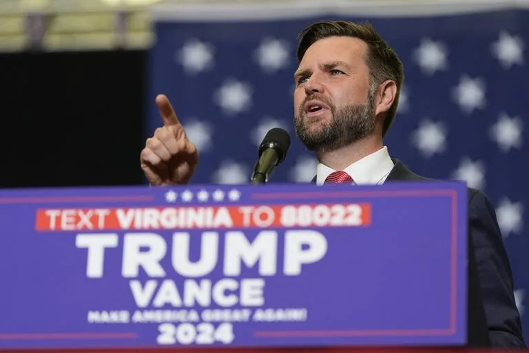 El candidato republicano a la vicepresidencia, el senador JD Vance, republicano por Ohio, habla en un acto de campaña en la Universidad de Radford, el lunes 22 de julio de 2024, en Radford, Virginia (AP Photo/Julia Nikhinson)