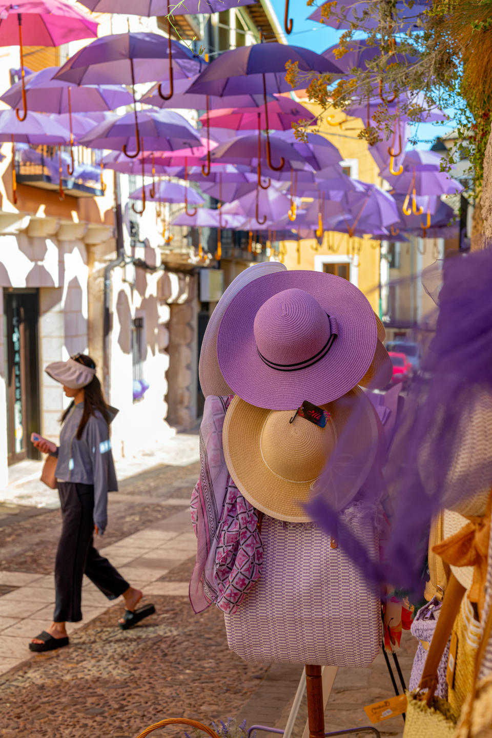 Las calles peatonales de Brihuega están decoradas con serpentinas de color lavanda y sombrillas moradas colgantes. (Emilio Parra Doiztua/The New York Times)