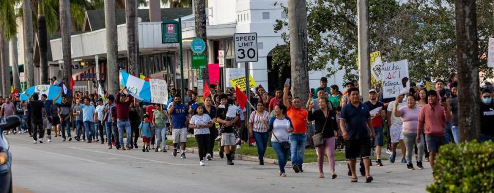 Homestead, Florida - 1º de junio de 2023 - Manifestantes caminan por las calles de Homestead para expresar su oposición a la SB1718.