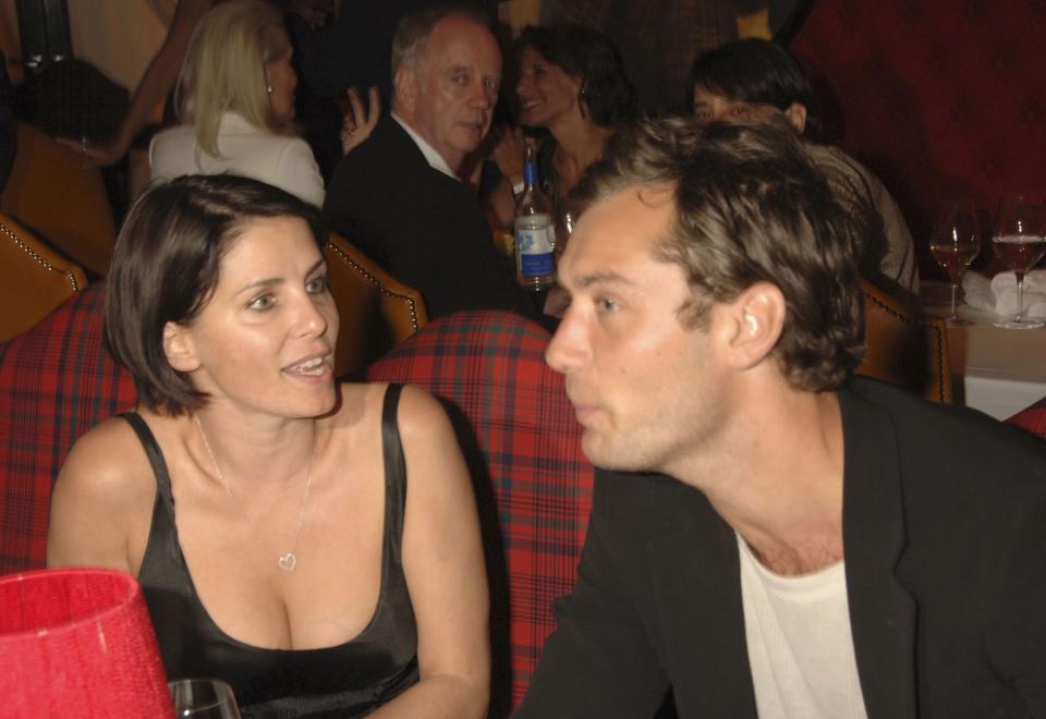 LONDON- SEPTEMBER 7: (EMBARGOED FOR PUBLICATION IN UK TABLOID NEWSPAPERS UNTIL 48 HOURS AFTER CREATE DATE AND TIME)  Sadie Frost and actor Jude Law attend the Robert Mapplethorpe: 'Still Moving and Lady' exhibition after party at the Dorchester on September 7, 2006, in London, England. (Photo by Dave Benett/Getty Images) 