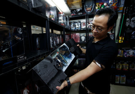 Andy Kurniawan, propietario de una tienda de figuras de acción coleccionables, muestra una caja con personajes de Star Wars en su local en Yakarta, Indonesia. 14 de noviembre, 2018. REUTERS/Willy Kurniawan