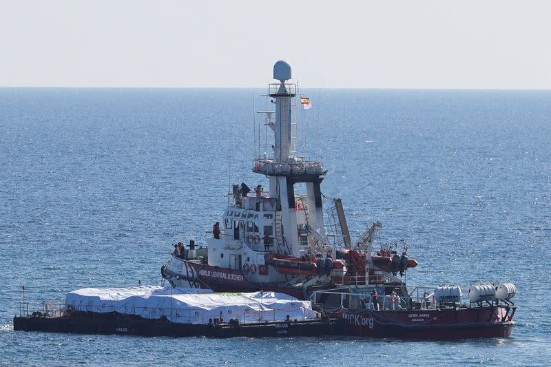 El Open Arms, un barco de rescate propiedad de una ONG española, parte con ayuda humanitaria hacia Gaza desde Larnaca, Chipre