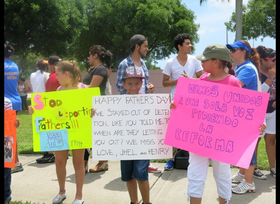  Immigrant families rally at detention center for Father's Day, call on Rubio, Diaz-Balart 