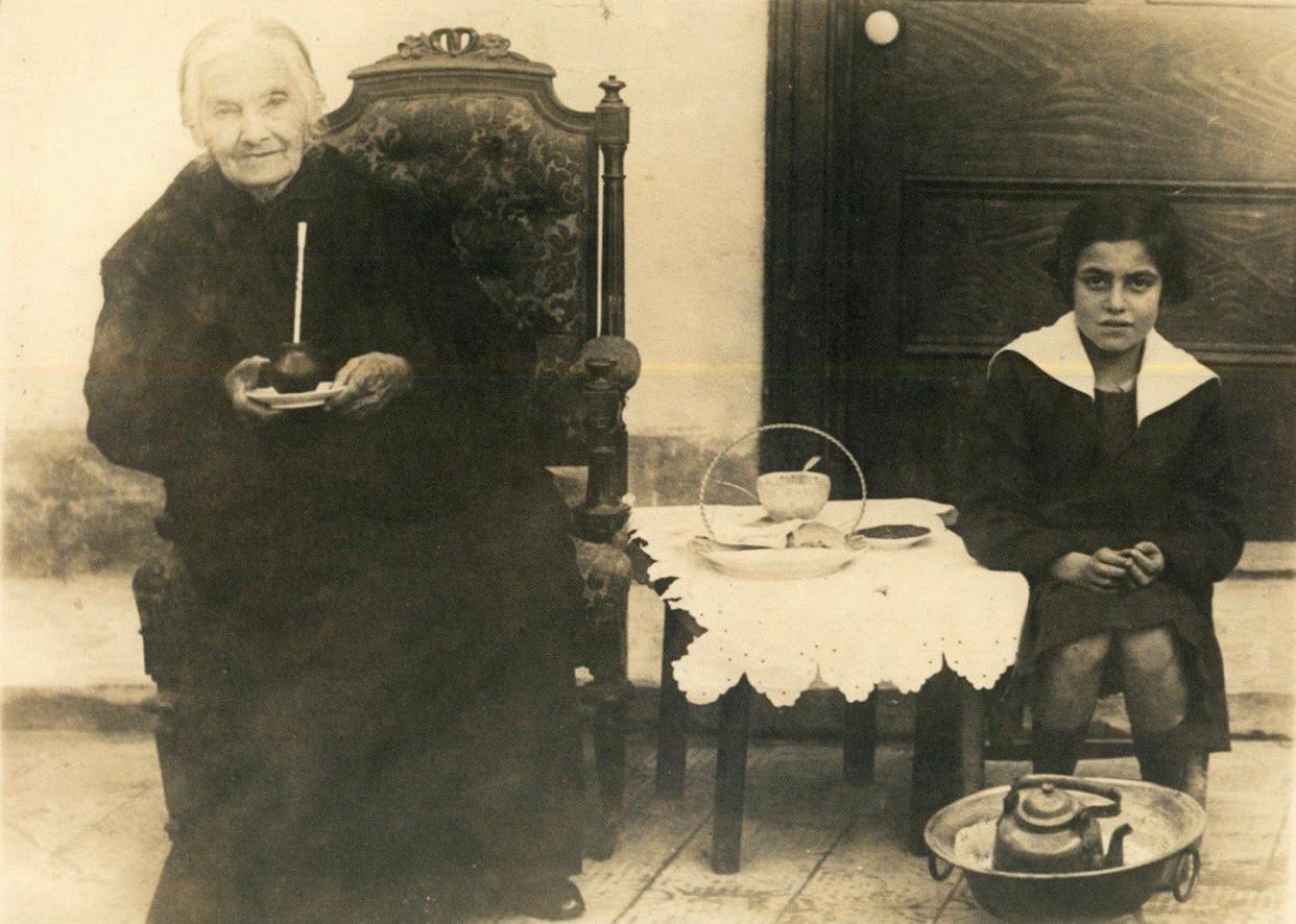 <span class="caption">Gabriela Mistral cuando niña, junto a su abuela paterna, Isabel Villanueva.</span> <span class="attribution"><a class="link " href="https://commons.wikimedia.org/wiki/File:Gabriela_Mistral_con_su_abuela_tomando_mate.jpg" rel="nofollow noopener" target="_blank" data-ylk="slk:Wikimedia Commons;elm:context_link;itc:0;sec:content-canvas">Wikimedia Commons</a></span>