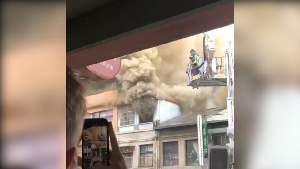 知名復古餐酒館發生火警。（圖／翻攝記者爆料網）