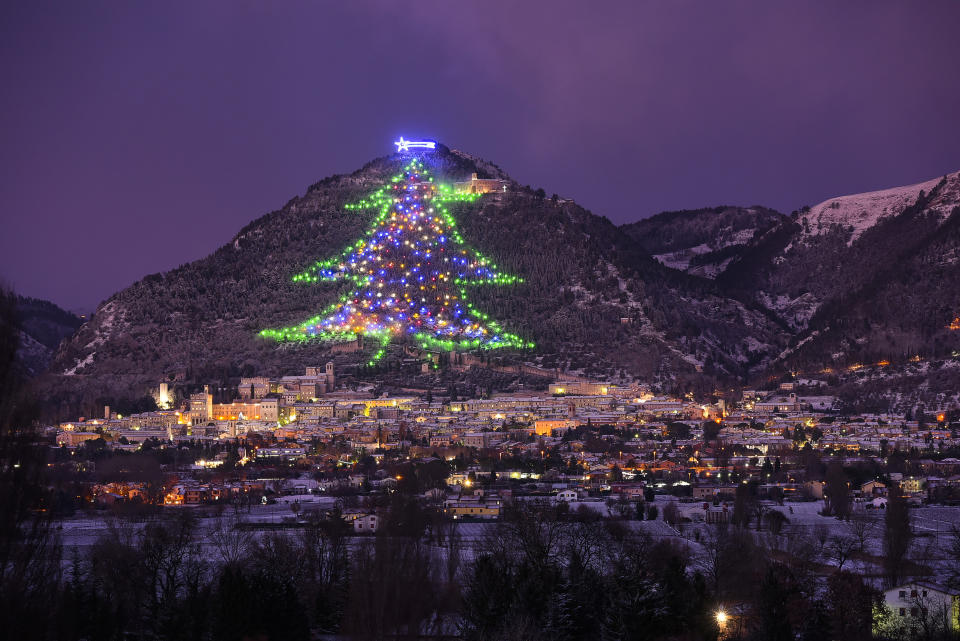 <p>In der mittelalterlichen Stadt Gubbio in Umbrien, Italien, steht der größte Weihnachtsbaum der Welt. Er erstreckt sich vom Fuße des Monte Ingino bis zum Hang hinauf und ist mehr als 650 Meter hoch. Wir sprechen hier natürlich nicht von einem echten Tannenbaum aus Holz und Nadeln, die Attraktion erstrahlt mit rund 600 Lichtern nur in Form eines Christbaums und bringt die ganze Stadt zum Leuchten. (Bild: ddpimages) </p>