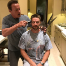 <p>Oh oh, ob das gut geht? Ganz so sicher scheint sich Patrick Schwarzenegger da nicht zu sein. Vater Arnold versucht sich trotzdem weiter an Patricks Frisur. (Instagram.com/ Patrick Schwarzenegger) </p>