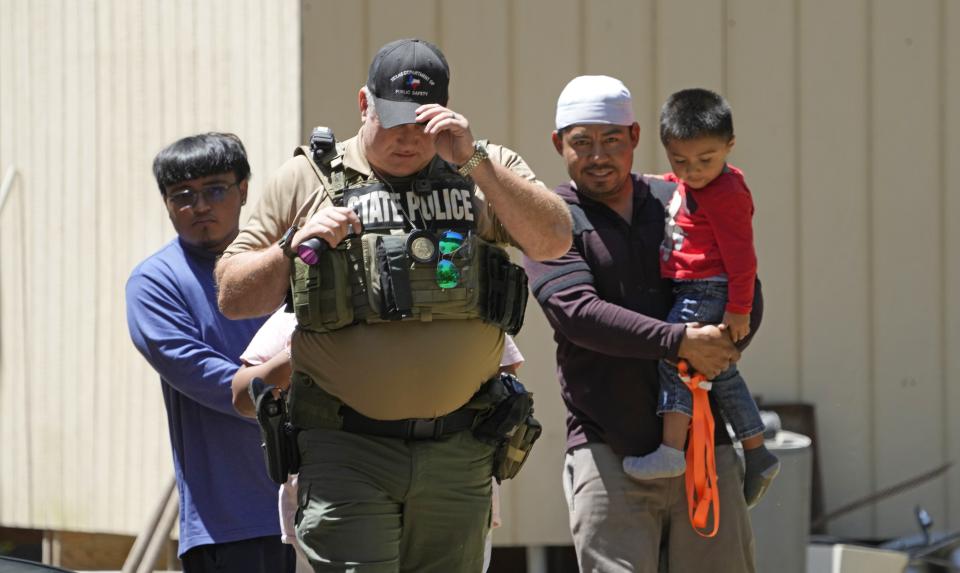 Policía en el vecindario donde ocurrió la masacre en Cleveland, Texas.  (AP Photo/David J. Phillip)