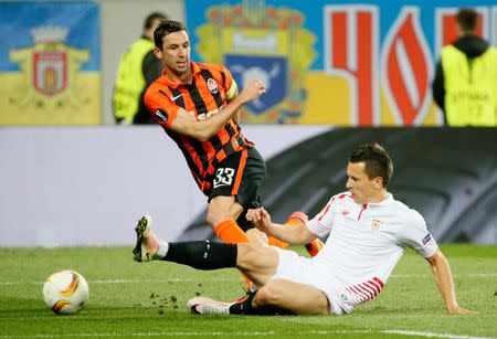 Football Soccer - Shakhtar Donetsk v Sevilla - UEFA Europa League Semi Final First Leg - Arena Lviv, Lviv, Ukraine - 28/4/16 Shakhtar Donetsk's Darijo Srna shoots Reuters / Gleb Garanich Livepic