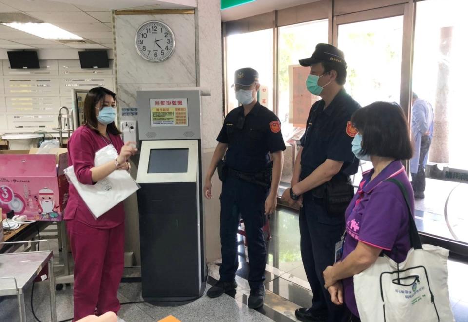 衛福部臺東醫院政風室聯合寶桑派出所，進行疫情期間急診或病房遭遇醫療暴力事件演練。