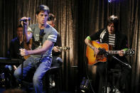 <p>In this season 34 episode, Enrique Iglesias performed his hit song "Somebody's Me" at Neil Winters' nightclub, Indigo. </p>