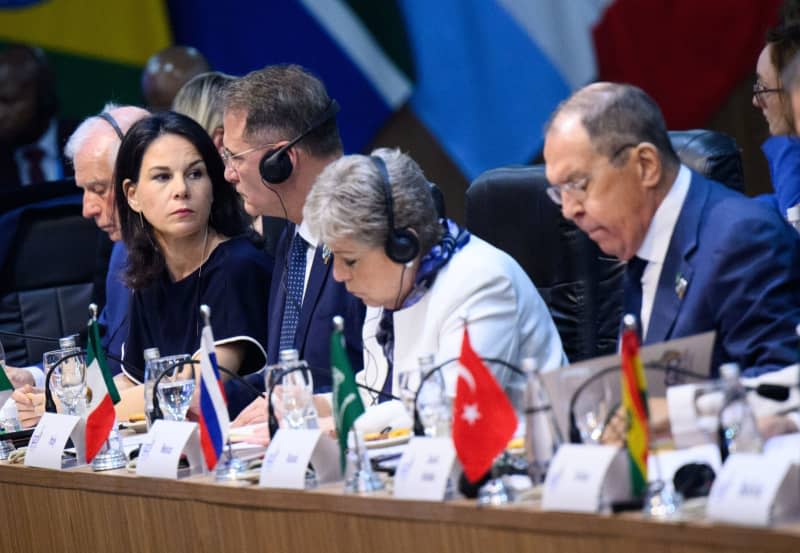 German Foreign Minister Annalena Baerbock (2nd L) and Russian Foreign Minister Sergey Lavrov (R) attend the first working session of the G20 Foreign Ministers' Meeting in Rio de Janeiro. Bernd von Jutrczenka/dpa