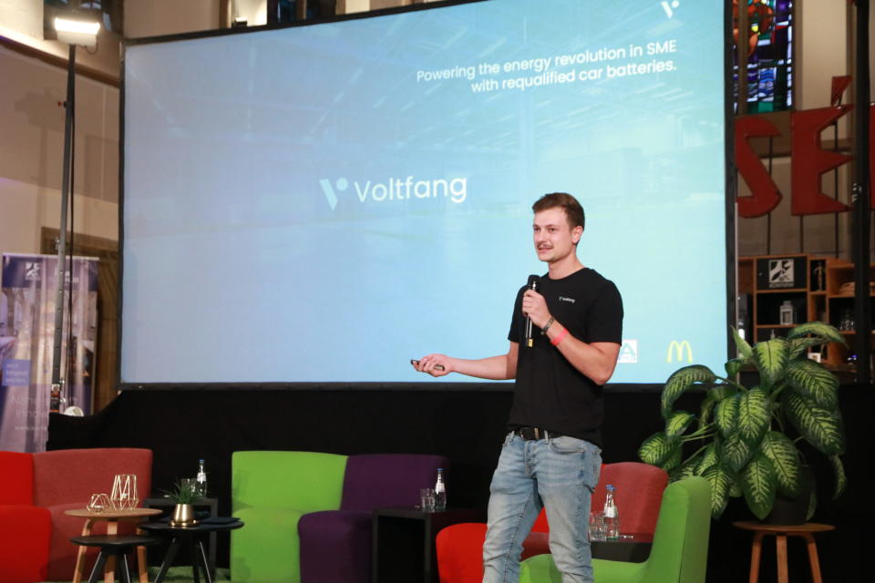 Junggründer Roman Alberti präsentiert sein Startup Voltfang bei einem Pitch-Event. - Copyright: Thomas Langens