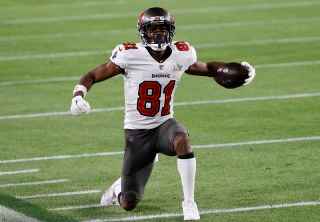 Antonio Brown Re-Signs With Tampa Bay