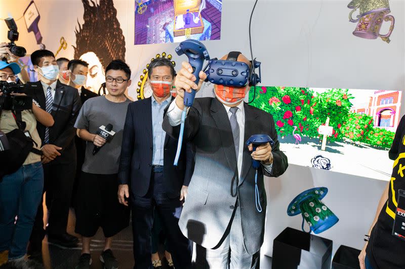 行政院院長蘇貞昌體驗VR互動作品（圖／主辦單位提供）