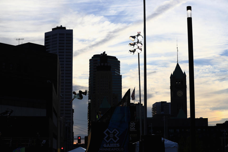 <p>Der Brasilianer Augusto Akio zeigt bei den X Games im U.S. Bank Stadium in Minneapolis einen Skateboard-Trick. Die Extremsportveranstaltung gilt als größter und wichtigster Wettkampf der Skater-Szene. (Bild: Sean M. Haffey/Getty Images) </p>