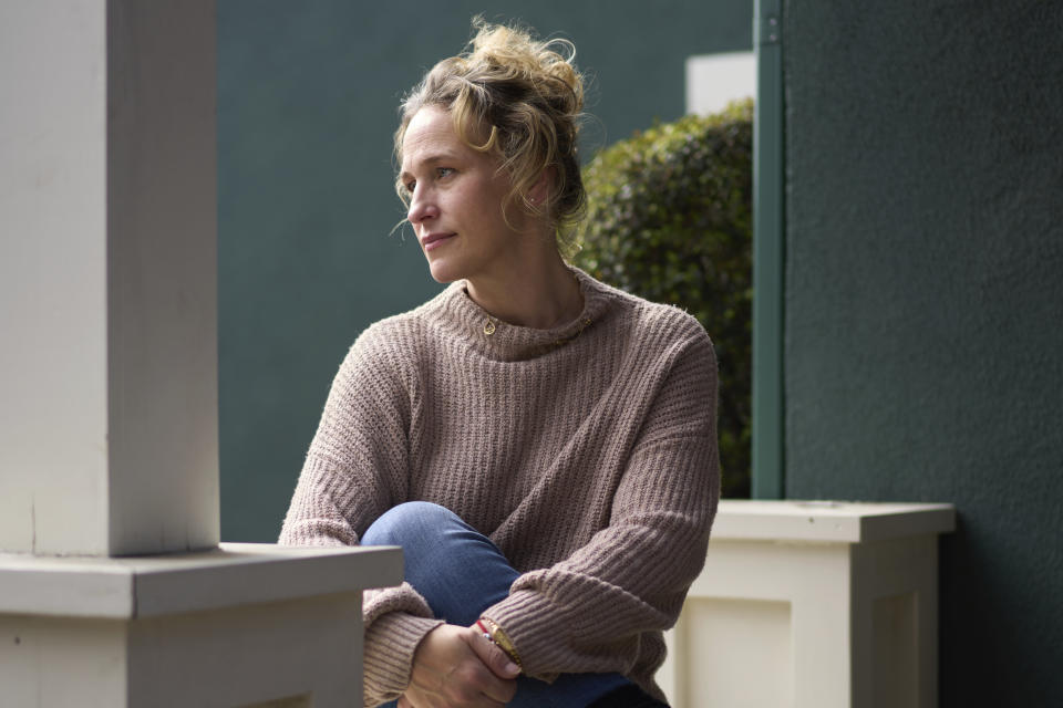 Pamela Ribon, creadora del cortometraje nominado al Oscar "My Year of Dicks" posa para un retrato en su casa el viernes 3 de febrero de 2023 en Los Angeles. (Foto Allison Dinner/Invision/AP)