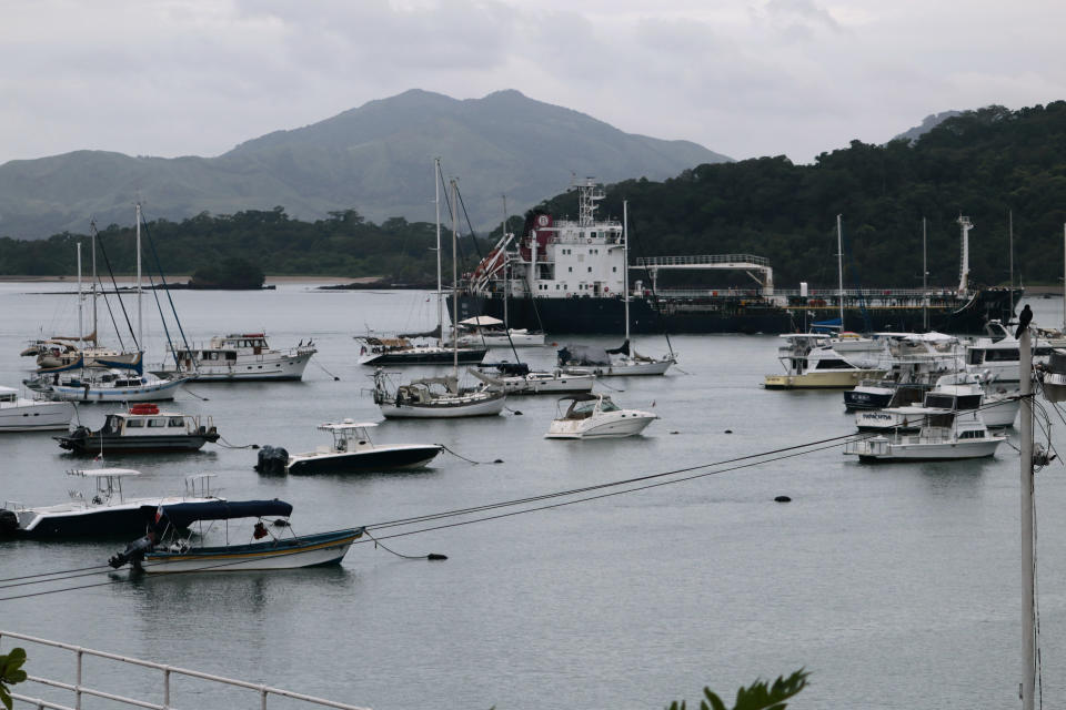 Un buque cisterna se desplaza detrás de yates anclados en la entrada del Canal de Panamá en el vigésimo aniversario del traspaso de la vía por parte de Estados Unidos, en Ciudad de Panamá, el martes 31 de diciembre de 2019. Mientras que Panamá ha tenido éxito en el funcionamiento y la expansión del canal, la disminución de las lluvias y el aumento de las temperaturas han reducido el nivel de los lagos de agua dulce que llenan las esclusas, y Panamá debe encontrar una nueva fuente de agua para enfrentar la crisis. (Foto AP/Eric Batista)