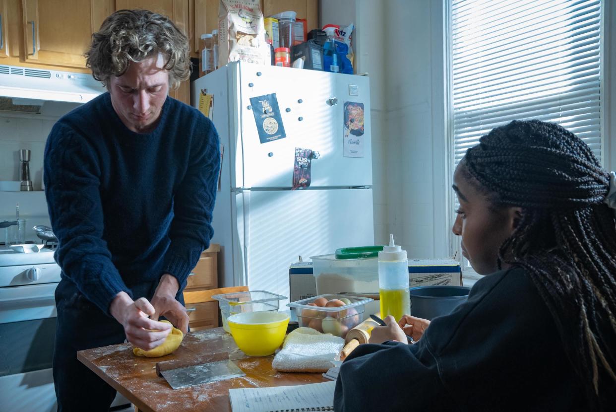 “THE BEAR” — “Pasta” — Season 2, Episode 2 (Airs Thursday, June 22nd) Pictured: (l-r) Jeremy Allen White as Carmen “Carmy” Berzatto, Ayo Ebebiri as Sydney Adamu. CR: Chuck Hodes/FX.